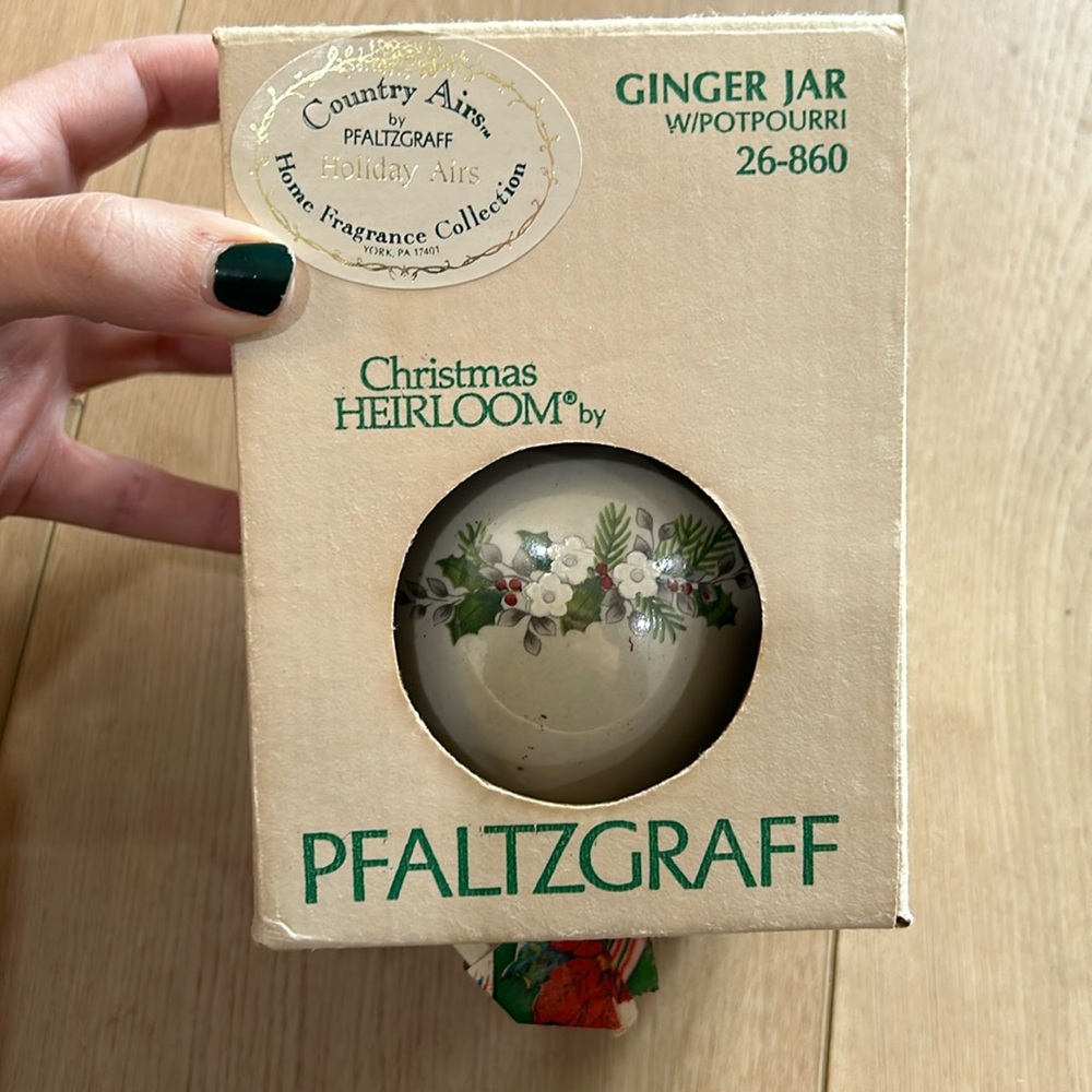 Vintage Pfaltzgraff Christmas Heirloom Ginger Jar/Vase